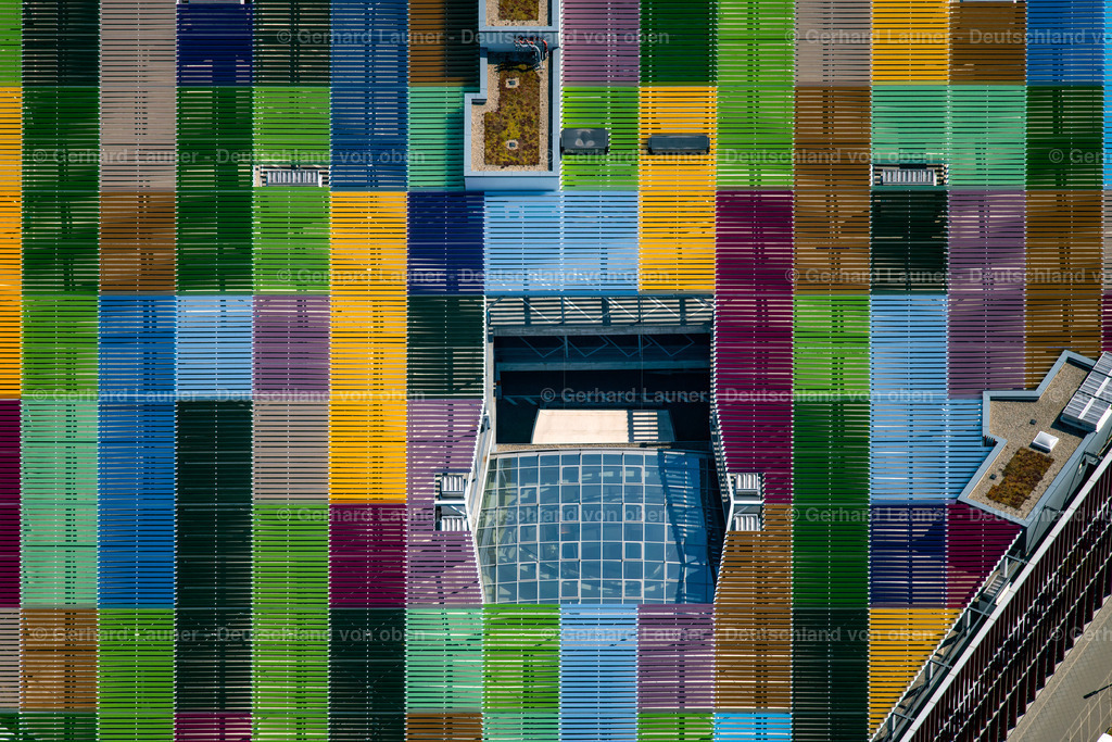4020341 | farbige Strukturen auf dem Dach des Einkaufscenters Skyline Plaza, Frankfurt am Main