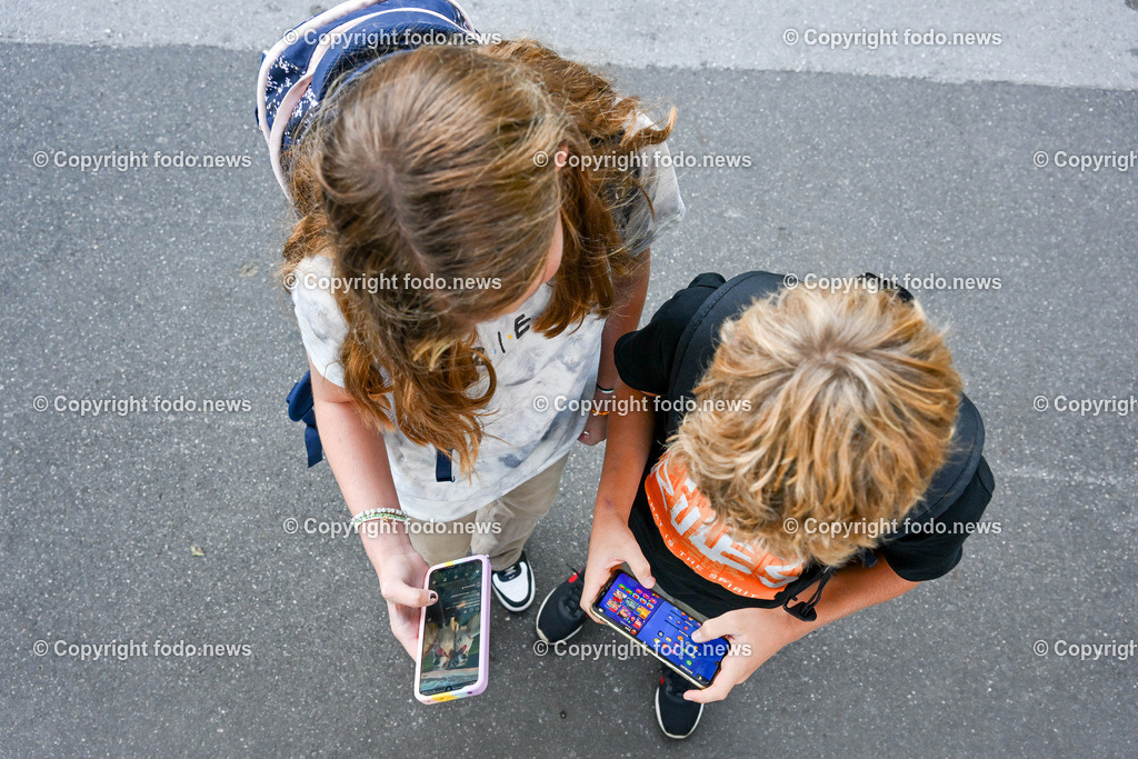 Pressegespraech OEAMTC Ooe und Polizei Ooe_ 05.09.2023_-15 | 05.09.2023, OEAMTC Linz, AUT, Pressegespraech OEAMTC Ooe und Polizei Ooe, Gefahr auf dem Schulweg im Bild Schueler und Schuelerinnen am Schulweg mit Handy, Smartphone, Kopfhoerer und Co