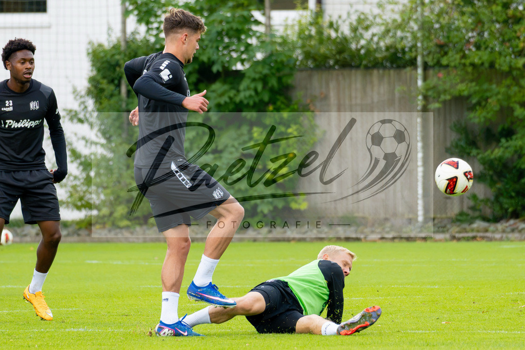 20260909_TRAOSN_0746 | Fußball, Herren: Jonathan Wensing (VfL Osnabrück) und Bryan Henning (VfL Osnabrück) im Zweikampf beim Training des VfL Osnabrück am 09.09.2026 im Sportpark Illoshöhe in Osnabrück, Deutschland.(Foto von Nico Paetzel) - Realisiert mit Pictrs.com