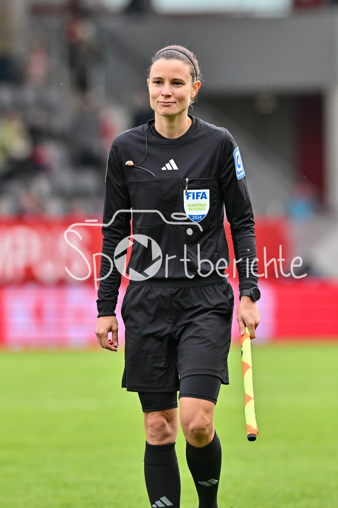 FC Bayern München Frauen - TSG 1899 Hoffenheim Frauen | im Bild Linienrichterin Daniela GOETTLINGER in Aktion / Freisteller / Einzelfoto / Frauen Bundesliga: FC Bayern München Frauen - 1. FC Köln Frauen, FC Bayern Campus am 05.10.2024