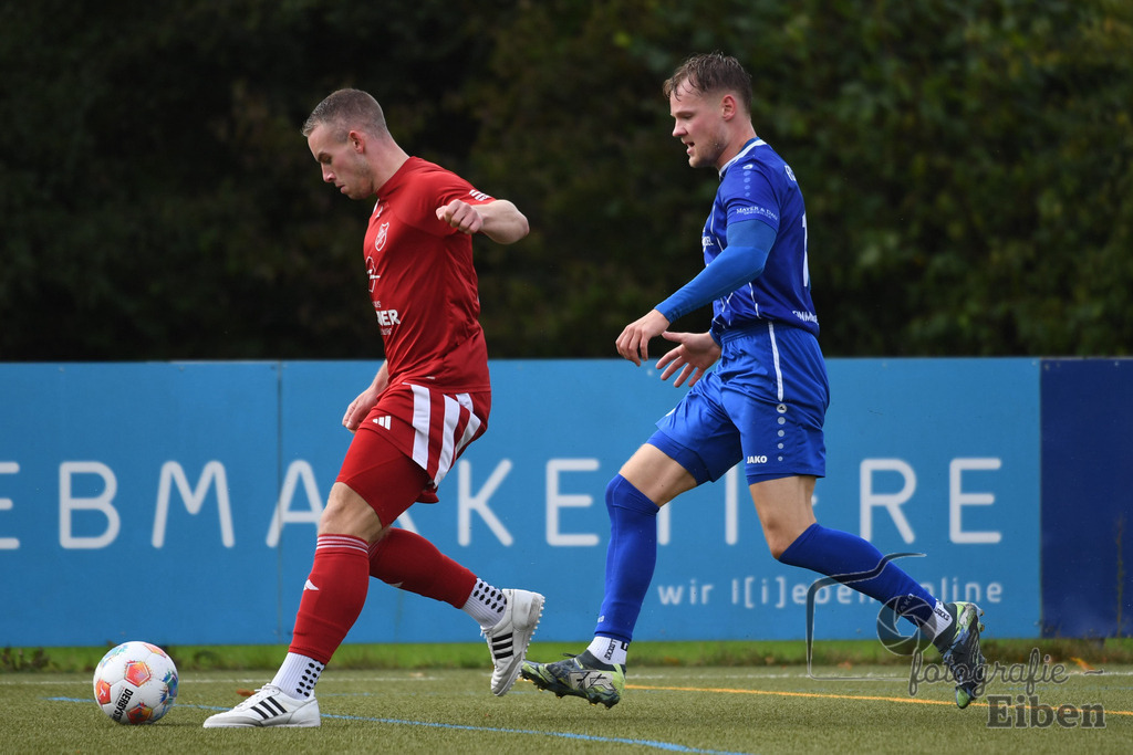 FC Rastede-VfR Wardenburg | Herren Bezirksliga 2; FC Rastede (blau)-VfR Wardenburg (rot) am 05.10.2025 in Rastede (Köttersweg), Photo: Philip Eiben 2025 - Realisiert mit Pictrs.com
