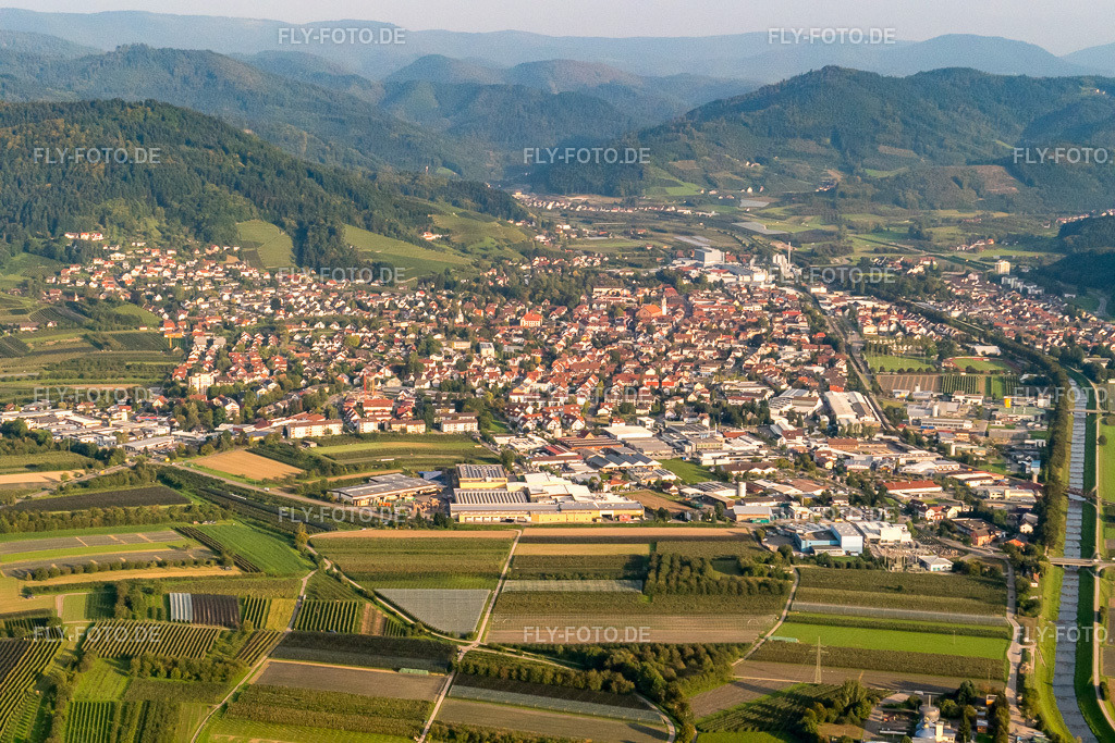 Ortsansicht der Straßen und Häuser der Wohngebiete | Luftbild: Ortsansicht der Straßen und Häuser der Wohngebiete in Oberkirch im Bundesland Baden-Württemberg in Deutschland. Foto: P1010140.jpg vom 15.09.2014 durch Werner Riehm/FLY-FOTO.de - Realisiert mit Pictrs.com