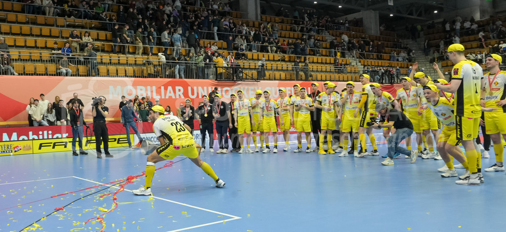 Zug United vs HC Rychenberg - 22. February 2025 | Zug United vs HC RychenbergSporthalle Wankdorf, BernTobias Studer (#23 HC Rychenberg Winterthur) präsentiert den Pokal.Bild: Sportfotografie Markus Aeschimann | www.markus-aeschimann.ch - Realisiert mit Pictrs.com