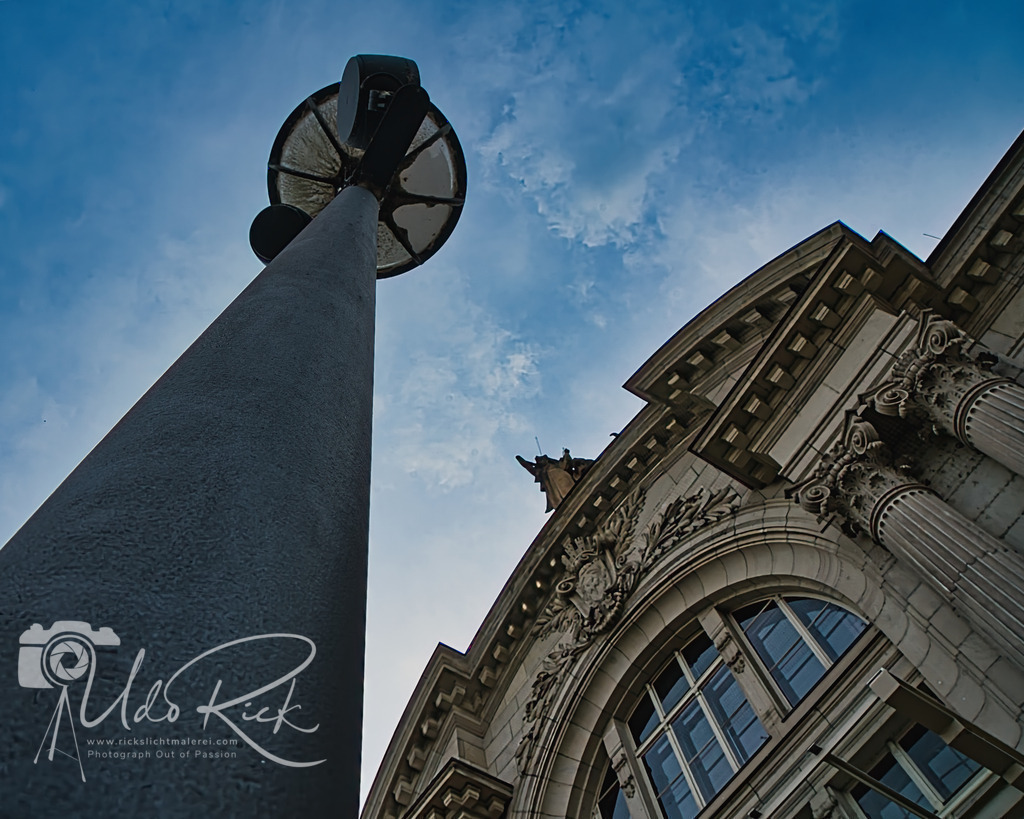 Laterne vor dem Stadttheater | Entdecken Sie Fotografie aus Leidenschaft: Auftragsfotografie, HD-Fotos, Geschenkartikel aus Ihren Bildern und vieles mehr. Beauftragen Sie uns für besondere Momente!