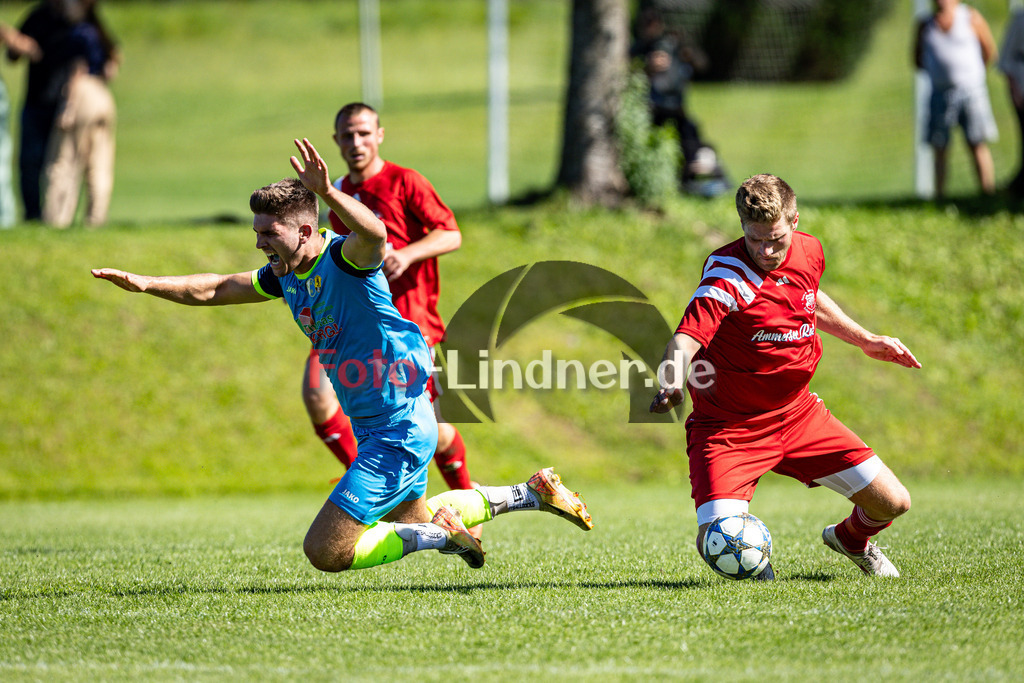 SG Wielenbach/Pähl gegen TSV Erling-Andechs | Fußball Herren Kreisklasse Zugspitze Gruppe 3 2025/26 7. Spieltag, SG Wielenbach/Pähl gegen TSV Erling-Andechs, 20250831,Zweikampf, 2025-08-31 in Pähl (Sportplatz Pähl), Robin KERGL (SG Wielenbach/Pähl 11), Leo Franziskus METZ (TSV Erling/Andechs 8), Copyright: WolfgangxLindner www.foto-lindner.de