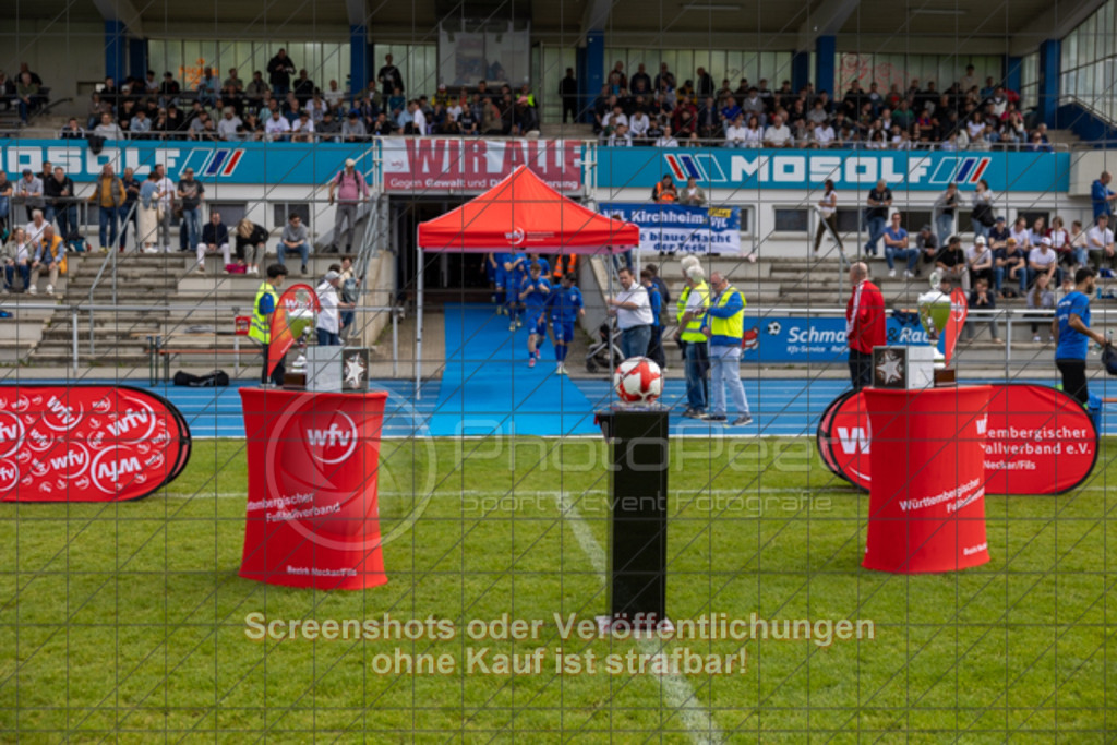 20250529_162724_0007 | #,  VfL Kirchheim (blau) vs. 1.FC Eislingen (weiß), Fußball, Bezirkspokal Finale - Bezirk Neckar/Fils, 2024/2025, Rasenplatz VfL Stadion Kirchheim, Jesinger Straße 105, 73230 Kirchheim, 29.05.2025 - 16:30 Uhr,Foto: PhotoPeet-Sportfotografie/Peter Harich