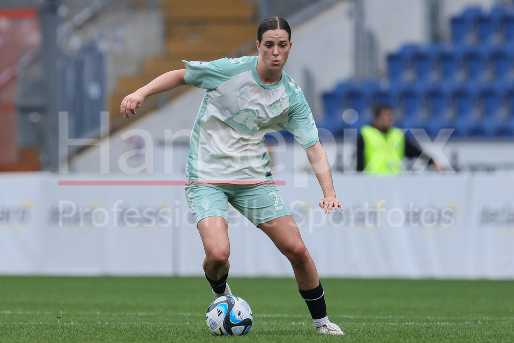 Fussball, DFB-Pokal Frauen, DSC Arminia Bielefeld - SV Werder Bremen | v.li.: Lara Schmidt (SV Werder Bremen, 24) am Ball, Freisteller, Einzelbild, Ganzkörper, Aktion, Action, Spielszene, DIE DFB-RICHTLINIEN UNTERSAGEN JEGLICHE NUTZUNG VON FOTOS ALS SEQUENZBILDER UND/ODER VIDEOÄHNLICHE FOTOSTRECKEN. DFB REGULATIONS PROHIBIT ANY USE OF PHOTOGRAPHS AS IMAGE SEQUENCES AND/OR QUASI-VIDEO.