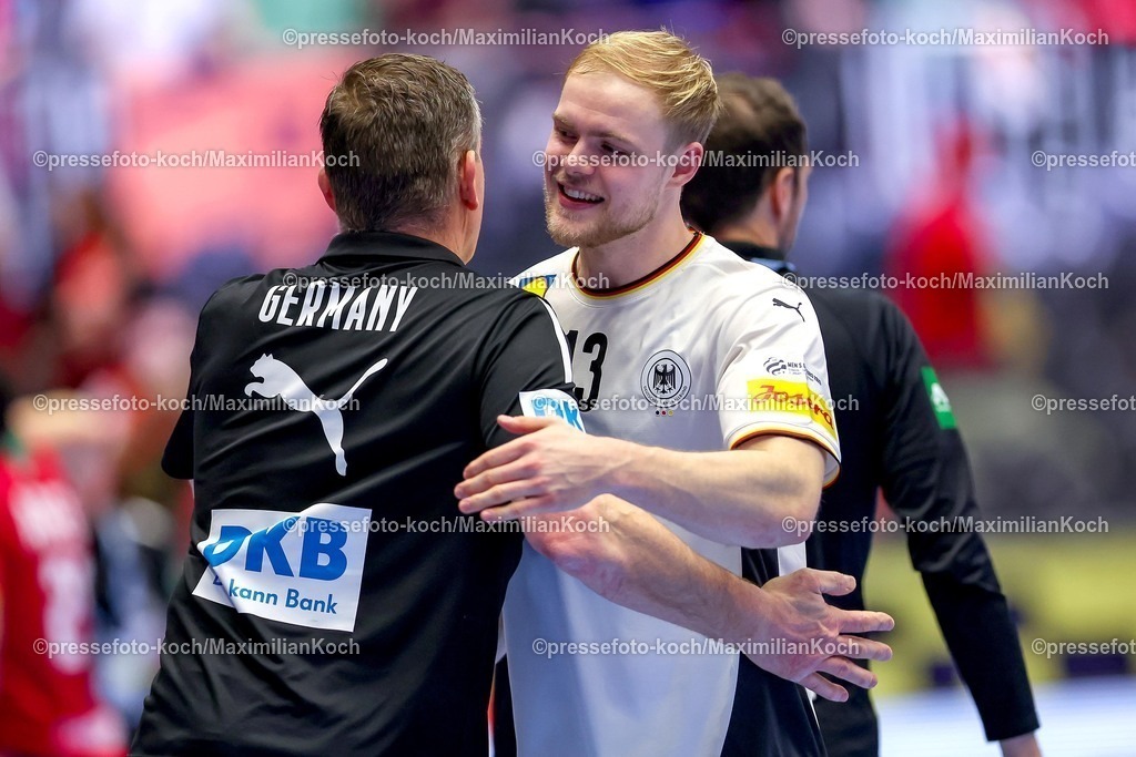 EHF22012601179 | 22.01.2026, Handball, Men's EHF EURO 2026, Deutschland - Portugal, Jyske Bank Boxen in Herning, Dänemark, Main Round: Abschlussjubel nach dem deutschen SIeg gegen Portugal. Headcoach Alfred Gislason (Germany #hc)  Matthes Langhoff (Germany #13)  jubelnd auf dem Spielfeld 