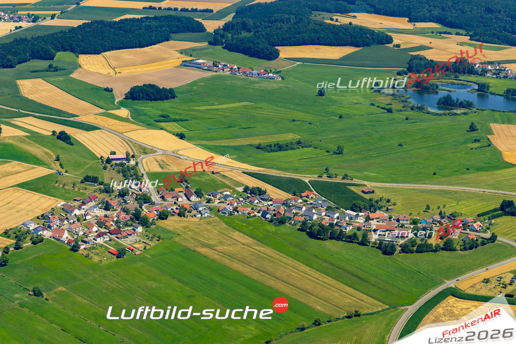 Aktuelles Luftbild von Kleinwinnaden Bad Schussenried - Die Luftaufnahme wurde 2022 mittels UL-Flugzeug erstellt ( keine Drohne ) - hochauflösende Kamera-Systeme von  Canon -Beste Qualität - Für grossformatige Ausdrucke geeignet. Die Geschenkidee !