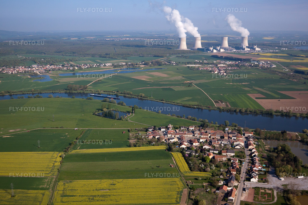 Vue aérienne: Site de la centrale nucléaire (également connue sous le nom d'AKW, KKW ou Atomkraftwerk) sur la Moselle à Cattenom dans le département Moselle, France – .Photo: IMG_39691.jpg prise le 16/04/2011 par Werner Riehm/FLY-FOTO.eu – Résolution de l'original: 4475 x 2983 px