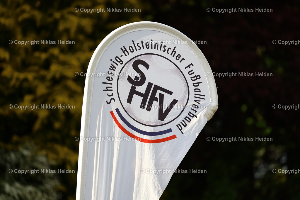 NH_JFVLübeckU19_HolsteinKielU19_SHFVLandespokal_14052026 | Aufsteller des Schleswig-Holsteinischer Fußball-Verbandes. Fußball I Junioren I SHFV-Landespokal (A-Junioren) I Saison 2025-2026 I Finale I JFV Lübeck U19 - Holstein Kiel U19 I 14.05.2026 I Uwe-Seeler-Fußball-Park