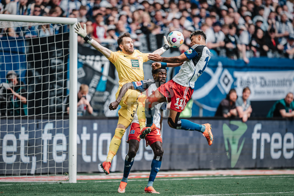 Fußball | Männer | Saison 2023/2024 | 2. Fußball-Bundesliga | 28. Spieltag | Hamburger SV vs. 1. FC Kaiserslautern | 06.04.2024 | v.l. Robin Himmelmann (#32, 1. FC Kaiserslautern), Bakery Jatta (#18, HSV) und Ransford Königsdörffer (#11, HSV) beim Kopfball