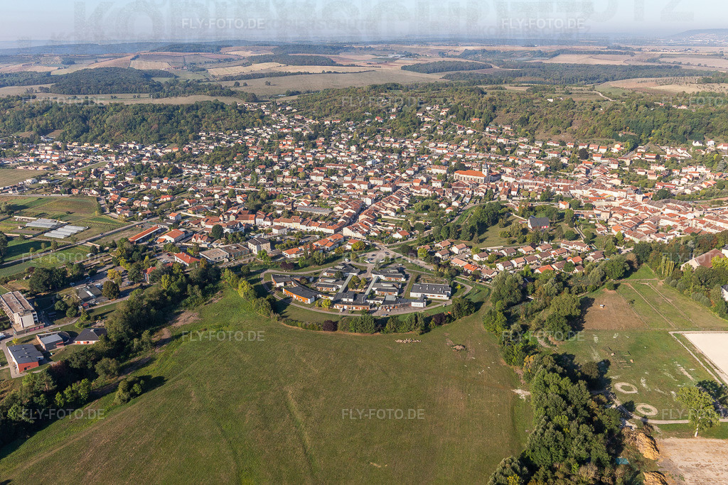 Ortsansicht der Straßen und Häuser der Wohngebiete in Rosieres-aux-Salines in Grand Est | Luftbild: Ortsansicht der Straßen und Häuser der Wohngebiete in Rosieres-aux-Salines in Grand Est in Rosières-aux-Salines im Bundesland Meurthe-et-Moselle in Frankreich. Foto: IMG_118222.jpg vom 15.09.2019 durch Werner Riehm/FLY-FOTO.de - Realisiert mit Pictrs.com