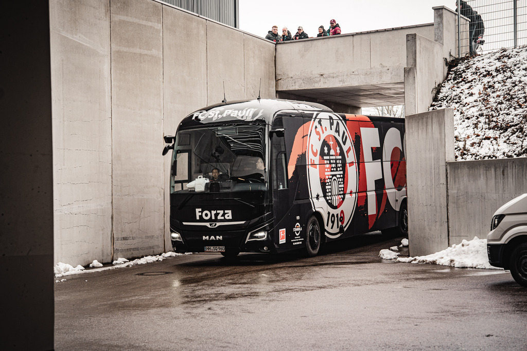 HEV06775 | Der offizielle Shop für FC St. Pauli Fotos. Wähle aus Spielszenen & Fanmomenten dein FCSP Wunschformat. Wir liefern Millerntor-Atmosphäre.