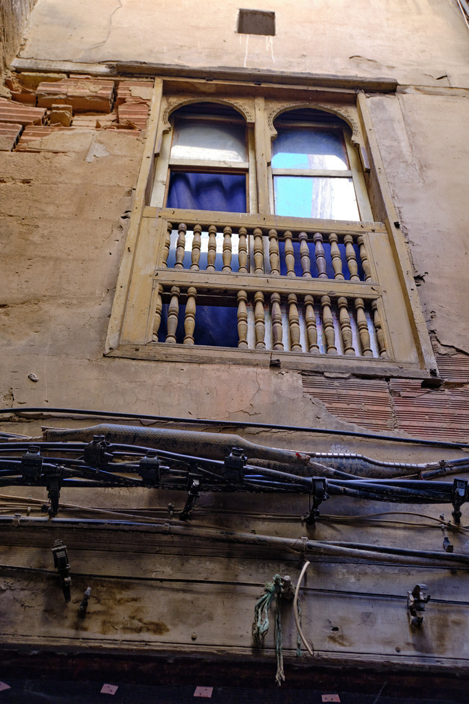 Detailmeiner Hauswand mit Fenster und Elektroleitungen | Fes, Marokko - November 11, 2024: Detailmeiner Hauswand mit Fenster und Elektroleitungen. - Realisiert mit Pictrs.com