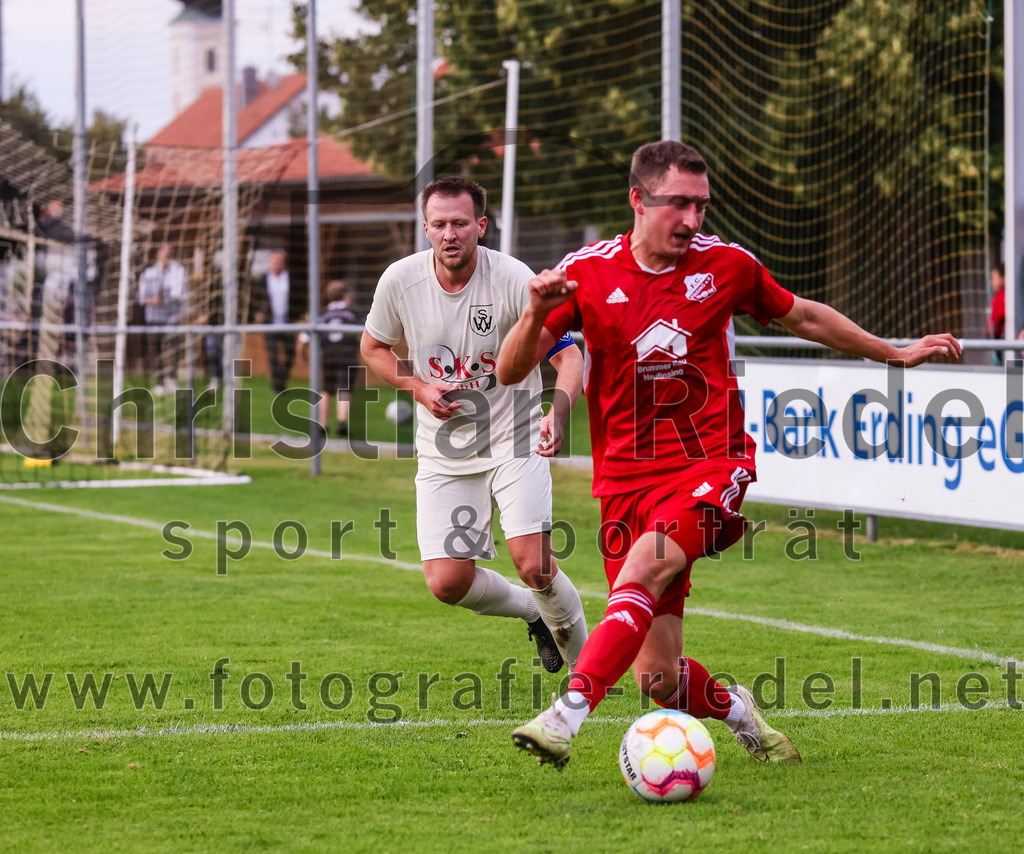 2023-08-04_035_SV_Walpertskirchen_gegen_FC_Finsing | Walpertskirchen, Deutschland, 04.08.2023:
Fußball, Kreisliga 2023 / 2024, 2. Spieltag, SV Walpertskirchen gegen FC Finsing, Endergebnis: 3:3

Thomas Hötscher (SV Walpertskirchen, #5), Kilian Schmitt (FC Finsing, #8)

Foto: Christian Riedel / fotografie-riedel.net