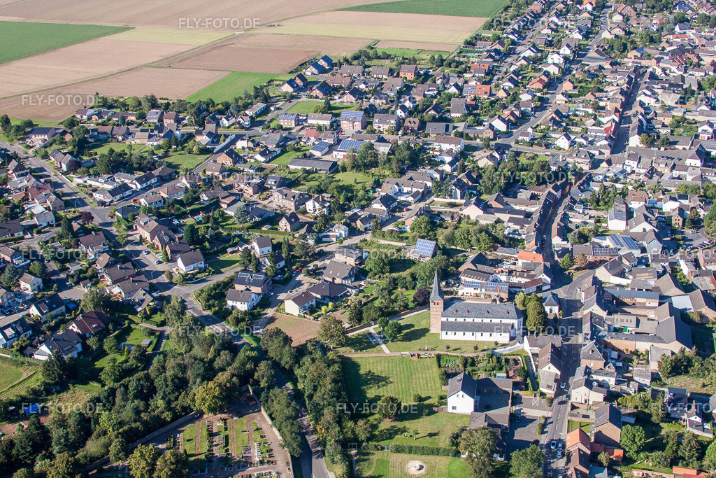 Dorf - Ansicht | Luftbild: Dorf - Ansicht im Ortsteil Lommersum in Weilerswist im Bundesland Nordrhein-Westfalen in Deutschland. Foto: IMG_44572.jpg vom 20.08.2011 durch Werner Riehm/FLY-FOTO.de - Realisiert mit Pictrs.com