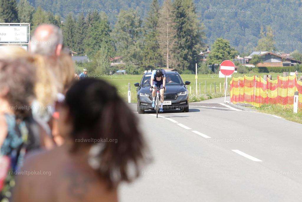 1210_20230817_Bewerb_Maenner_Muehlanger | AUT - OESTERREICH, 2023-08-16: SPORT RENNRAD-FAHREN - 55. INTERNATIONALER RADWELTPOKAL IN ST. JOHANN IN TIROL  - Vintage-Radrennen mit WM-Bronze-Medaillen-Siegerin Christina Schweinberger, den Teilnehmer und Alexander Baumann (vom Orginastions-Team) - TAG 2 BEWERB MAENNER IN SECHS GRUPPEN  ; Foto: Roland Muehlanger