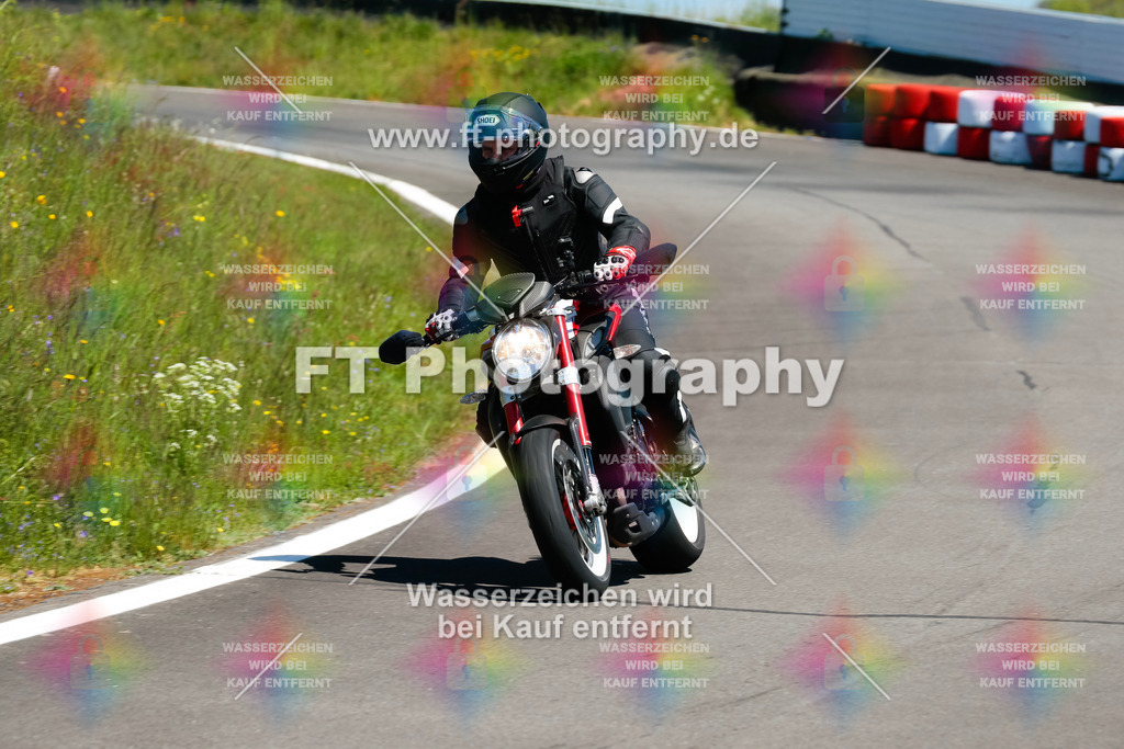 Moto-TeamOBK-22453 | Hier findet Ihr Bilder von Touristenfahrten auf der Nürburgring Nordschleife oder von anderen Veranstaltungen die ich besucht habe. Viel Spass beim Durch Schauen 