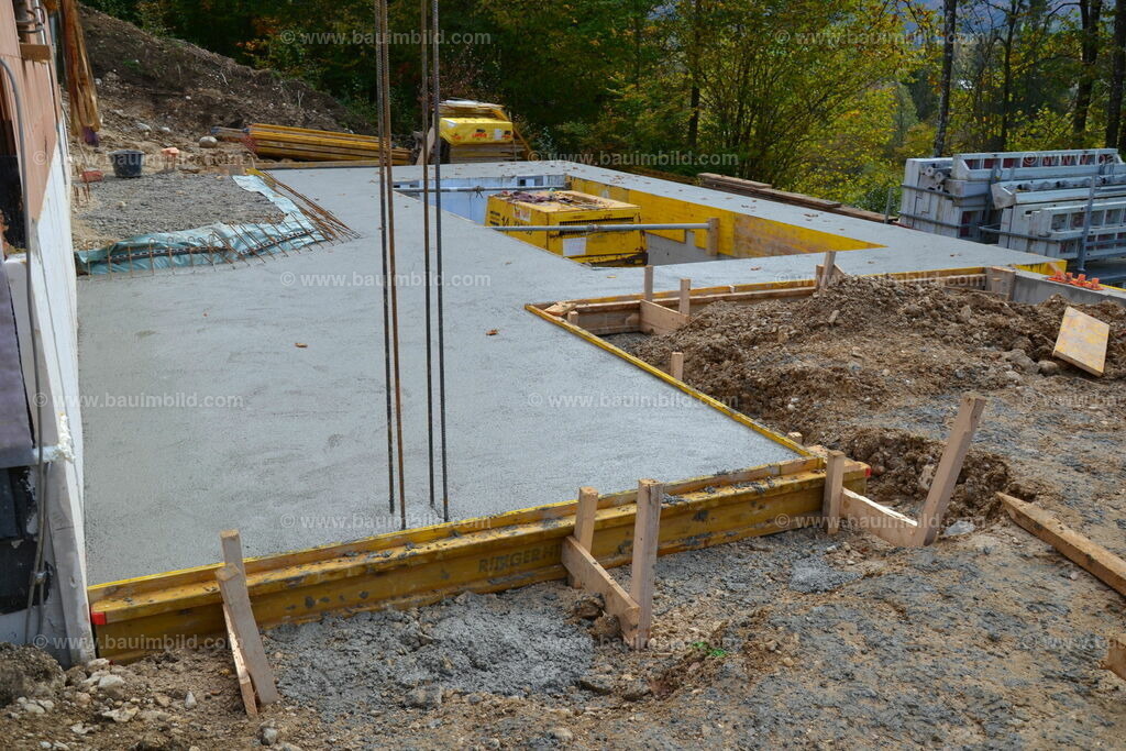 Betonierte Bodenplatte | Frisch betonierte Betonbodenplatte rund um Pool 