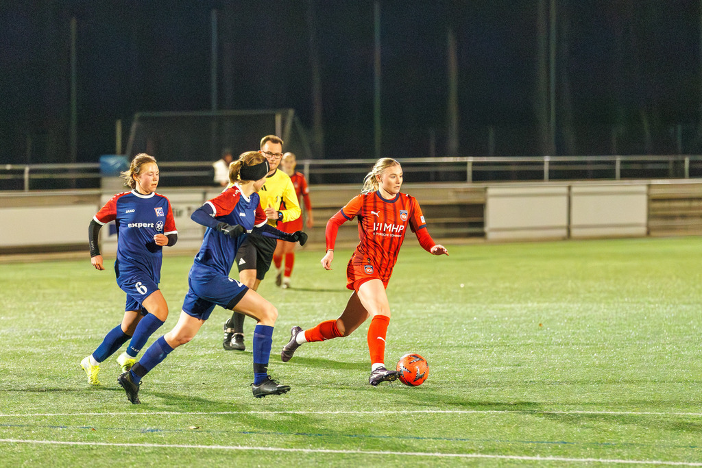 FCHFCE_251121_1194 | 1.FC Heidenheim 1846 II vs. FC Ellwangen II, Fußball, Frauen, Bezirksliga, 2025/2026, 10. Spieltag, 22.11.2025 in Heidenheim, Kunstrasen b. Voith-Arena West, Flutlichtspiel(Foto: Michael Bulling) - Realisiert mit Pictrs.com