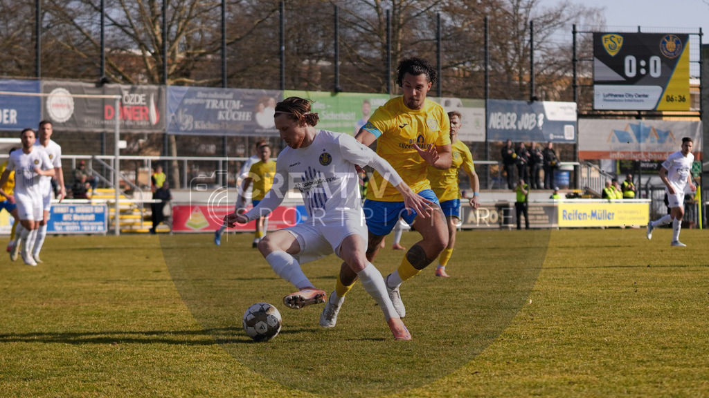 Fußball, Herren, Saison 2025/2026, Regionalliga Nordost, 24. Spieltag, FSV 63 Luckenwalde vs. 1.FC Lokomotive Leipzig, Samstag 28.02.2026, Werner-Seelenbinder-Stadion Luckenwalde, | Fußball, Herren, Saison 2025/2026, Regionalliga Nordost, 24. Spieltag, FSV 63 Luckenwalde vs. 1.FC Lokomotive Leipzig, Samstag 28.02.2026, Werner-Seelenbinder-Stadion Luckenwalde, Im Bild: Dorian Cevis (l. Leipzig) und Andreas Pollasch (r. Luckenwalde) - Realisiert mit Pictrs.com