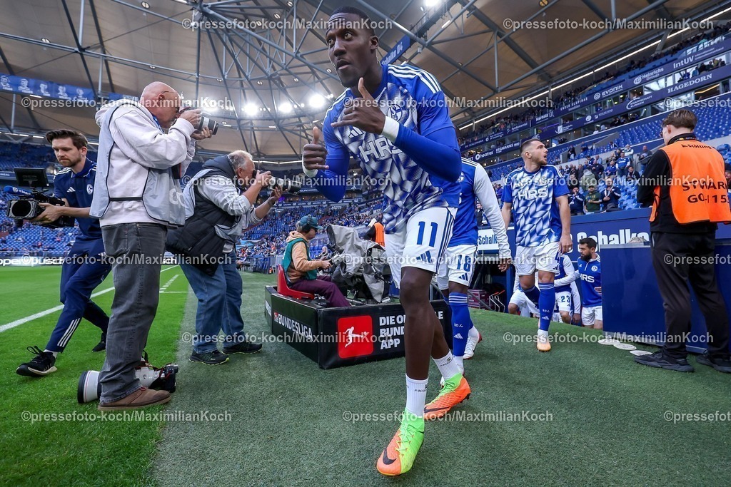 S0426092501042 | 25.09.2025, Fußball, FC Schalke 04 - SpVgg Greuther Fürth, 7.Spieltag, 2. Fußball Bundesliga, Veltins-Arena Gelsenkirchen, Saison 2025 2026: Bryan Lasme&nbsp;(Schalke04 #11) gestikulierend glücklich scherzend jubelnd zur KameraDFB regulations prohibit any use of photographs as image sequences and or quasi-video.