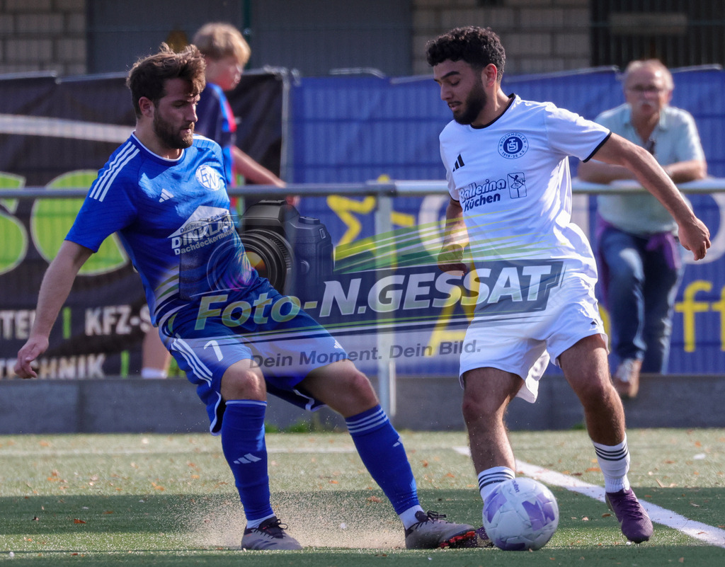 SV Enger-Westerenger - TuS Bruchmühlen | Auf dem Bild zu sehen: blau SV Enger-Westerenger: Danny Alves-Rei ; weiß TuS Bruchmühlen: Mahmut Salih Ünal SV Enger-Westerenger, TuS Bruchmühlen, Saison 26/27, Kreisliga A, Enger, Deutschland - Realisiert mit Pictrs.com