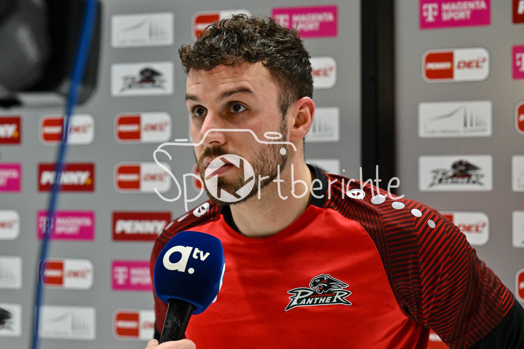 Augsburger Panther - ERC Ingolstadt | Nach der Partie gibt Luca TOSTO (Augsburger Panther #77) ein Interview bei ATV / DEL: Augsburger Panther - ERC Ingolstadt, Curt Frenzel Stadion am 26.01.2025