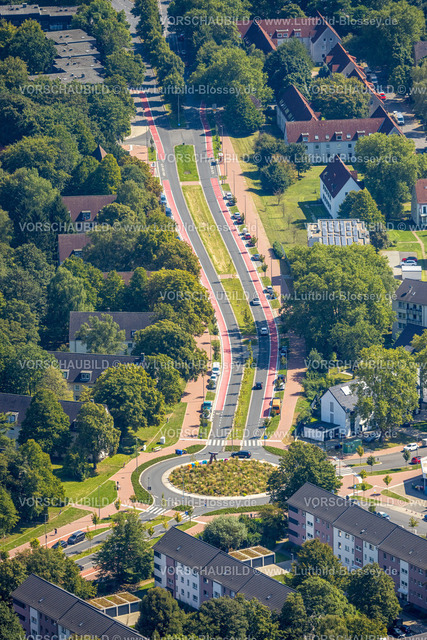 Gladbeck240806016 | Luftbild, Straßenverkehr und bepflanzter Kreisverkehr Horster Straße und Wiesmannstraße, rot markierzer Radweg, Gladbeck Schriftzug in bunten Großbuchstaben mit Skulptur Alwine, Brauck, Gladbeck, Ruhrgebiet, Nordrhein-Westfalen, Deutschland