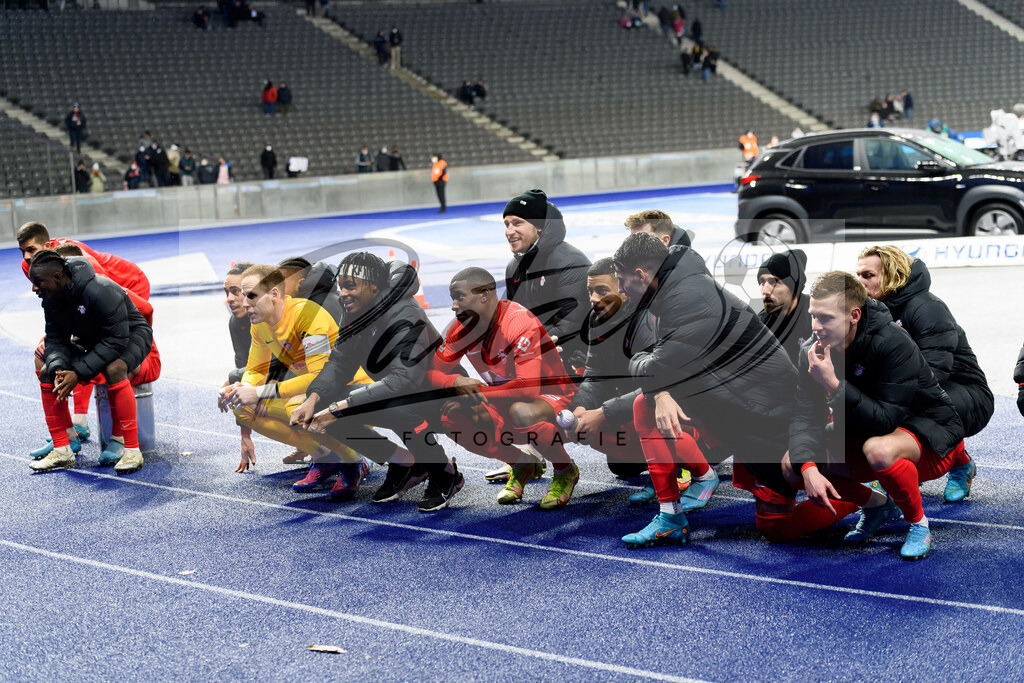 BSCRBL20220220_105 | Fussball, Herren: . Spieler von RB Leipzig Schlussjubel, jubelt nach dem 1:6 Sieg bei dem Spiel der 1. Bundesliga zwischen Hertha BSC und RB Leipzig im Olypiastadion am 20.02.2022 in Berlin, Deutschland.DFB / DFL REGULATIONS PROHIBIT ANY USE OF PHOTOGRAPHS AS IMAGE SEQUENCES AND/OR QUASI-VIDEO. - Realisiert mit Pictrs.com