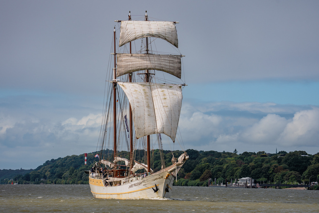 Mare Frisium Querformat | Mare Frisium  mit Segeln und Sonne auf dem Weg nach Hamburg - Realisiert mit Pictrs.com