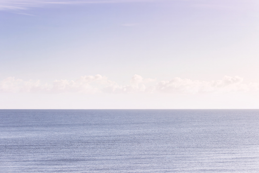 Pastelltöne am Meer – Ruhe unter weichen Wolken | Dieses Motiv zeigt die ruhige Weite des Meeres unter einem zarten Pastellhimmel. Die sanften Wellen im Vordergrund gehen in eine glatte Wasserfläche über, während eine feine Wolkenschicht den Horizont begleitet. Die weichen Blau‑ und Lavendeltöne verleihen dem Bild eine friedliche, offene Atmosphäre, die Leichtigkeit und Stille ausstrahlt. Als Wandbild erhältlich auf Leinwand und weiteren hochwertigen Materialien.