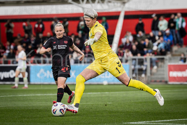 Frauen Fußball-Bundesliga; Bayer 04 Leverkusen - Werder Bremen, 17.05.2026 | LEVERKUSEN, 17.05.2026 - Vanessa Fudalla (Bayer 04 Leverkusen, 21), Torhueterin Vanessa Fischer (Werder Bremen, 1)während der Begegnung Bayer 04 Leverkusen - Werder Bremen an Spieltag 26 der Google Pixel Frauen-Bundesliga am 17.05.2026 im Ulrich-Haberland-Stadion in Leverkusen (Nordrhein-Westfalen). DFL REGULATIONS PROHIBIT ANY USE OF PHOTOGRAPHS AS IMAGE SEQUENCES AND/OR QUASI-VIDEO.