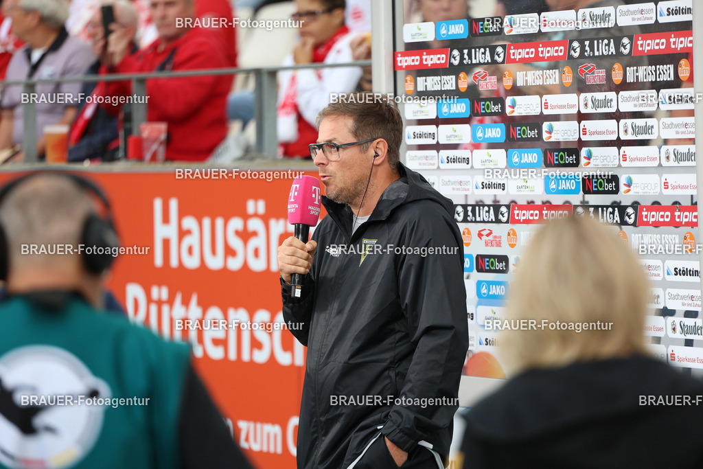 Rot-Weiss Essen - TSV Alemannia Aachen | Essen, Deutschland, 31.08.2025 Benedetto Muzzicato (Alemannia Aachen) beim Interviewwährend des 3.Liga Spiels zwischen  Rot-Weiss Essen und Alemannia Aachen am 31.08.2025 im Stadion an der Hafenstraße in Essen. (Foto von Timo Bluhmki-Schmidt/Brauer Fotoagentur