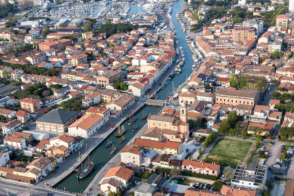 Vue aérienne: Canal menant à la marina avec mouillages pour bateaux de sport et emplacements pour bateaux sur la côte adriatique en Émilie-Romagne à Cesenatico dans le département Forlì-Cesena, Italie. Photo: IMG_098440.jpg prise le 05/04/2017 par Werner Riehm/FLY-FOTO.eu – Résolution de l'original: 5093 x 3395 px