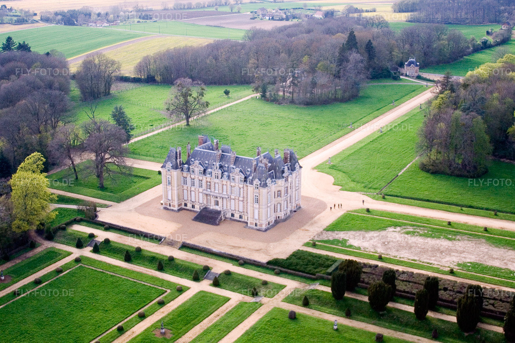 Luftbild: Schloss Le Chateau de la Pierre in Coudrecieux im Bundesland Sarthe in Frankreich. Foto: IMG_1522.jpg vom 17.04.2006 durch Werner Riehm/FLY-FOTO.de
