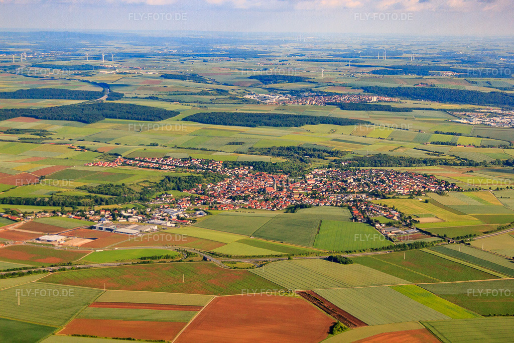 Luftbild: Stadtansicht aus Nordwesten jenseits der B19 in Estenfeld im Bundesland Bayern in Deutschland. – Foto: IMG_66207.jpg vom 30.05.2014 durch Werner Riehm/FLY-FOTO.de – Auflösung des Originals: 4752 x 3168 px