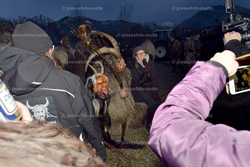 news-2022-Dez03-Krampusumzug-Reutte-WTV_5533 | Info aus dem Bezirk Reutte/Ausserfern Tirol sowie eine umfangreiche Bilddatenbank über die gesamte Region: Lechtal, Talkessel Reutte, Tannheimertal, Zwischentoren. Lech, Plansee, Zugspitze, Grenztunnel, B179, Fernpassstraße, Verkehr, Lawinen, Tradition, - Realisiert mit Pictrs.com