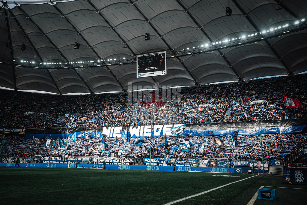 Fußball | Männer | Saison 2024/2025 | 2. Fußball-Bundesliga | 20. Spieltag | Hamburger SV vs. Hannover 96 | 02.02.2025 | Die Nordkurve mit Fans des HSV mit einem Transparent Nie Wieder