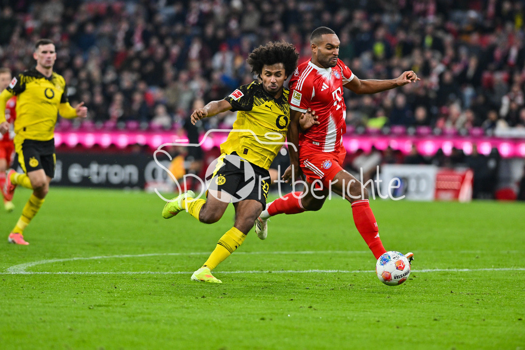 FC Bayern München - Borussia Dortmund | mUNICH, GERMANY - Karim ADEYEMI (Borussia Dortmund 27) against Jonathan TAH (FC Bayern Munich 4) during the bundesliga match between FC Bayern Munich vs. Borussia Dortmund on matchday 7 at Allianz Arena on October 18, 2025 in Munich, Germany / DFL REGULATIONS PROHIBIT ANY USE OF PHOTOGRAPHS AS IMAGE SEQUENCES AND/OR QUASI-VIDEO