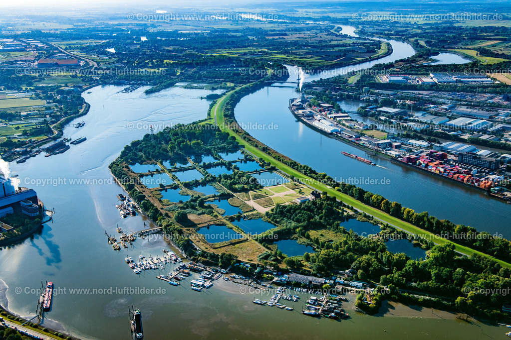 Hamburg_Kaltehofe_Elbinsel_ELS_3662220922 | HAMBURG 22.09.2022 Industrie- Denkmal der stillgelegten technischen Anlagen und Produktionshallen des Geländes der "Wasserkunst Elbinsel Kaltehofe" an derk Billwerder Bucht an der Straße Kaltehofe-Hauptdeich in Hamburg, Deutschland. Weiterführende Informationen bei: HPA Hamburg Port Authority,  Stiftung Wasserkunst Elbinsel Kaltehofe. // Industrial monument of the technical plants and production halls of the premises of "Wasserkunst Elbinsel Kaltehofe" at the barrage Billwerder Bucht on street Kaltehofe-Hauptdeich in Hamburg, Germany. Further information at: HPA Hamburg Port Authority,  Stiftung Wasserkunst Elbinsel Kaltehofe. Foto: Martin Elsen