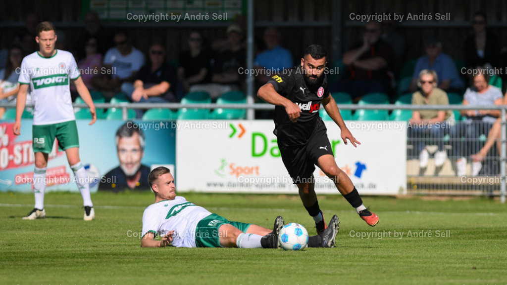 PSV Neumünster vs FC Kilia Kiel | Marc-Oliver Timm (PSV #5) / Serhat Yazgan (Kilia #30) - Fußball-Oberliga Männer 2024/2025 / PSV Neumünster vs FC Kilia Kiel / PSV A-Platz / Neumünster / 21.09.24 - Realisiert mit Pictrs.com