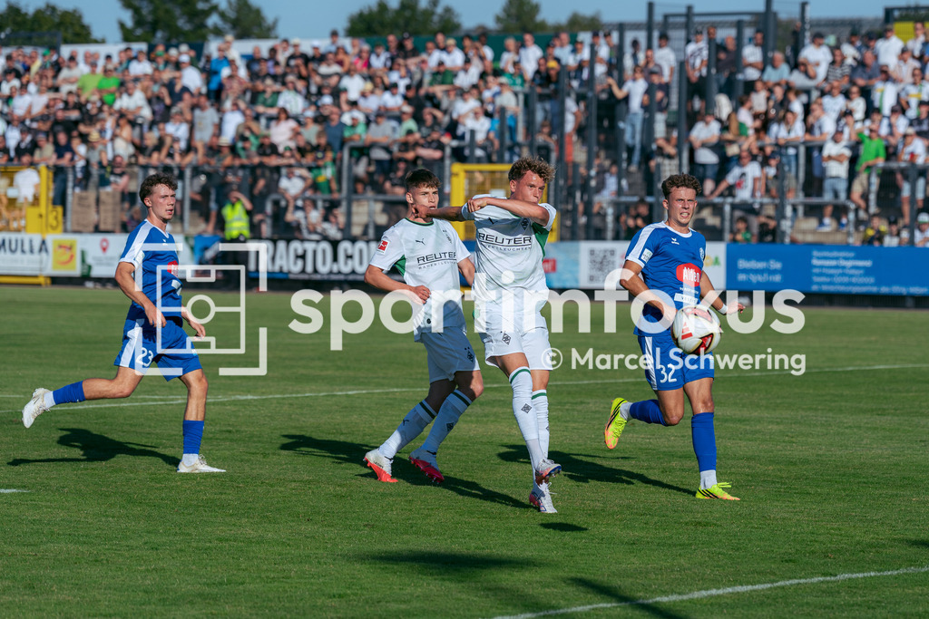 SSVg Velbert 02 – Borussia Mönchengladbach | Robin Hack (Borussia Mönchengladbach) trifft per Kopf zum 0:1. Testspiel zwischen der SSVg Velbert 02 und Borussia Mönchengladbach in Velbert, 12.08.2026. Endstand: 0:8. sportimfokus / Marcel Schwering - Realisiert mit Pictrs.com