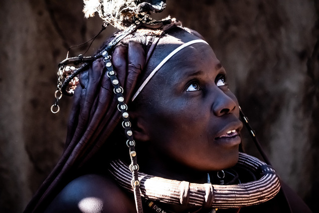 Himba Frau_ Namibia | Atemberaubende Reisefotografie gepaart mit modernen Inspirationen für persönliche Perspektivwechsel. Für alle Reisenden mit Drang nach Abenteuer und Freiheit. Ideal als Geschenkidee - Realisiert mit Pictrs.com