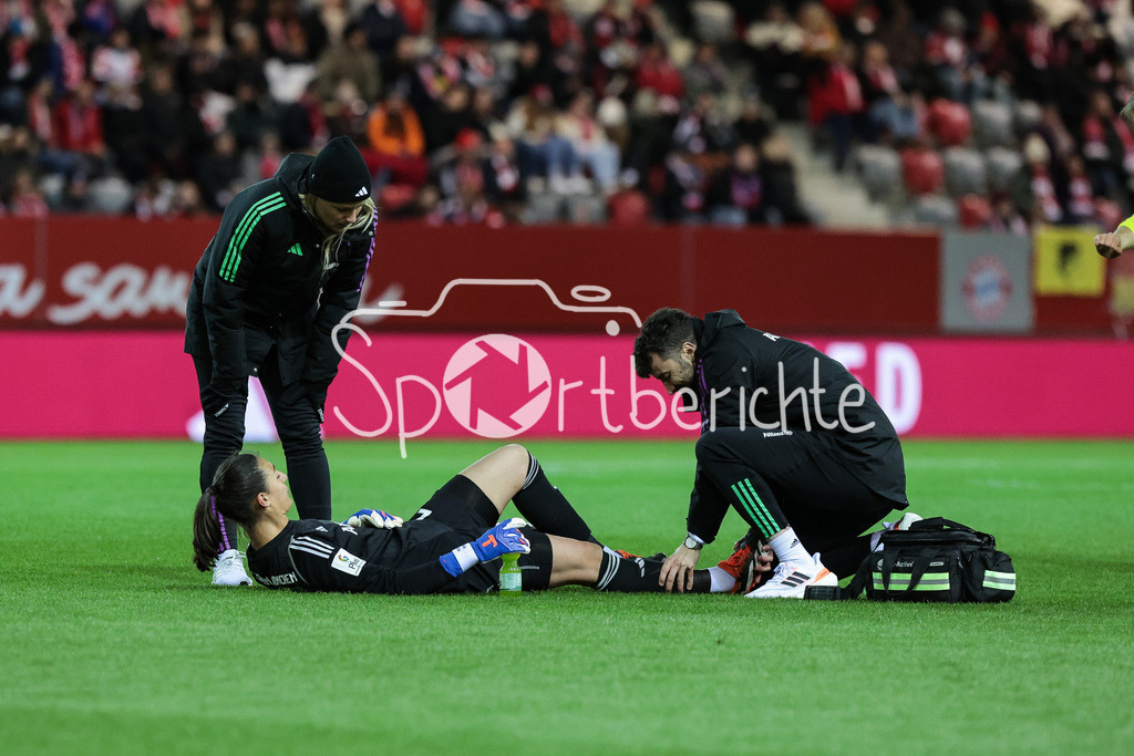 FC Bayern München Frauen - SV Werder Bremen Frauen | Die verletzte Torfrau des FC Bayern Maria-Luisa GROHS (FCB #22) wird auf dem Feld behandelt
