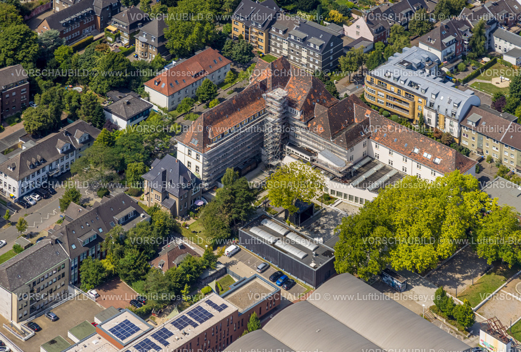Bottrop250802966 | Luftbild, Städtisches Kulturamt, Kulturzentrum August Everding, Lebendige Bibliothek Bottrop, Baustelle mit Fasaden-Baugerüst Verkleidung, Altstadt, Bottrop, Ruhrgebiet, Nordrhein-Westfalen, Deutschland