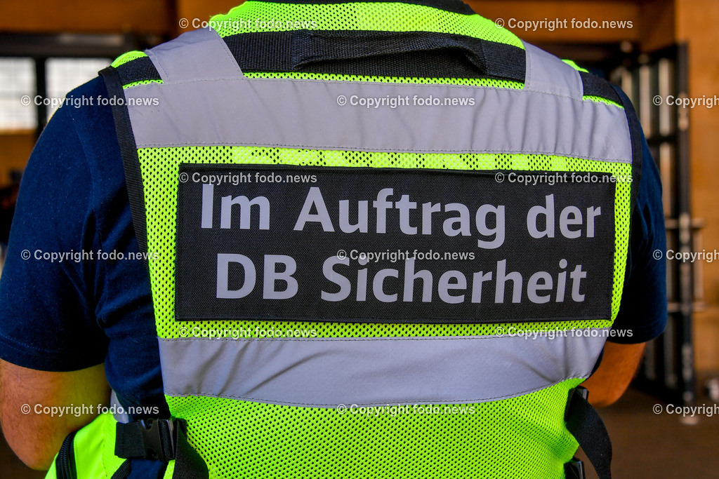 Deutschland_ Baden-Wuerttemberg_ Karlsruhe_ 21.08.2025-29 | 21.08.2025, Deutschland, GER, Baden-Wuerttemberg, Karlsruhe im Bild Themenbild, Karlsruhe, Hauptbahnhof, Security, Sicherheit, Bahnhofssicherheit, Sicherheitsdienst, Ueberwachung, Reisende schuetzen, Kontrolle, Praesenz, Ordnung, Sicherheitspersonal, Streifendienst, Notfaelle, oeffentliche Sicherheit, Deutsche Bahn, Schutzmaßnahmen, Zugangskontrolle, Bahnhofsumfeld, Feature, Symbolbild