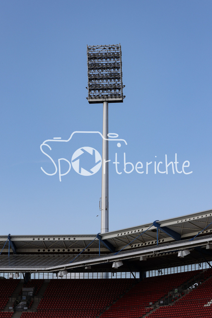 1. FC Nürnberg II - FC Bayern Amateure | Das Flutlicht im Max Morlock Stadion zu Nuernberg vor der Partie der Regionalliga Bayern