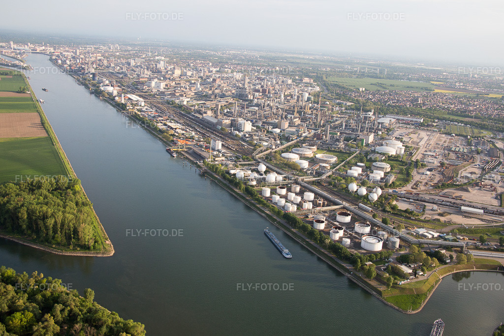 Luftbild: BASF am Landeshafen Nord im Ortsteil BASF in Ludwigshafen im Bundesland Rheinland-Pfalz in Deutschland. Foto: IMG_088241.jpg vom 09.05.2016 durch Werner Riehm/FLY-FOTO.de